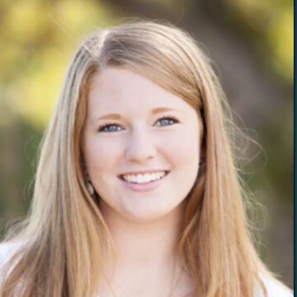 Profile Picture of Cassie Renckens (@cassie_renckens) on Poshmark
