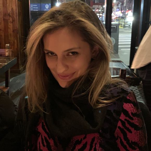 Profile Picture of Danielle Tomson (@kissmecushnie) on Poshmark