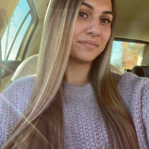 Profile Picture of Danielle Baxter (@danibaxter) on Poshmark