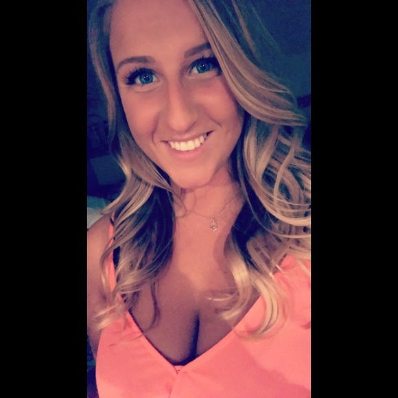 Profile Picture of Lexy Wedige (@lexywedige) on Poshmark