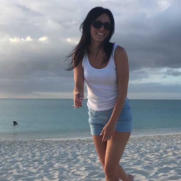 Profile Picture of Erin Antolini (@erie03) on Poshmark