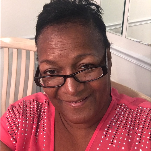 Profile Picture of Lucretia Edlow (@ledlow9) on Poshmark