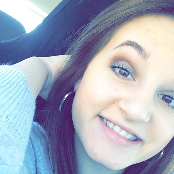 Profile Picture of Amanda Land (@amanda0428) on Poshmark
