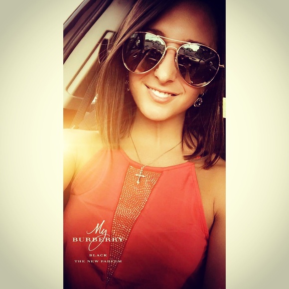 Profile Picture of Amanda Villaneuva (@mandaathefacee) on Poshmark
