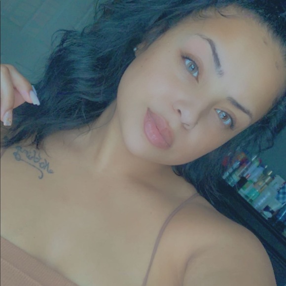 Profile Picture of Felicia Casella (@felicia_xx11) on Poshmark