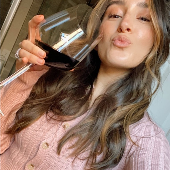 Profile Picture of Larissa Root (@ltinezzz) on Poshmark