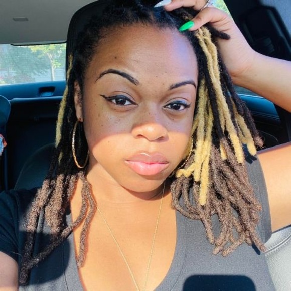 Profile Picture of Bea Davis (@mischiefbella) on Poshmark