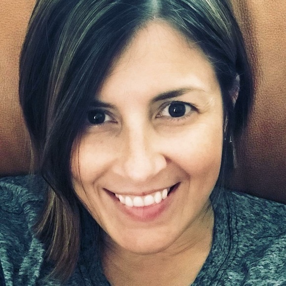 Profile Picture of Amy Zuvich (@amyzuvich) on Poshmark