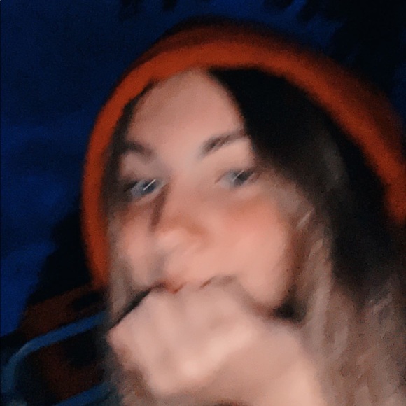Profile Picture of Lily Affer (@lilytheflowerrr) on Poshmark