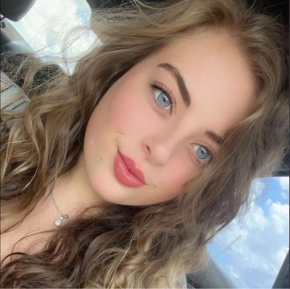 Profile Picture of Hailey Armstrong (@haileyalexisa42) on Poshmark