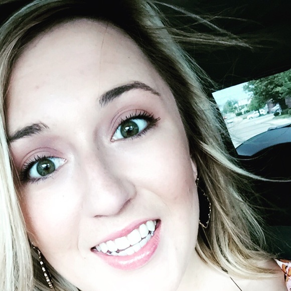 Profile Picture of Victoria Junkersfeld (@victoria2134) on Poshmark