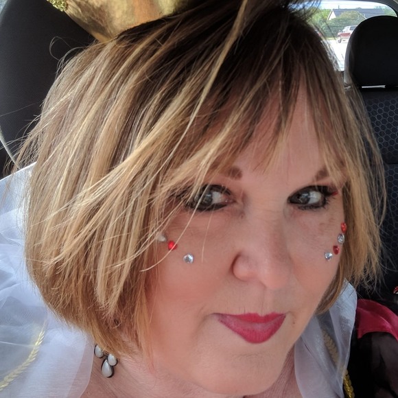 Beverly Arellano - Poshmark Profile Picture of Beverly Arellano (@thebeehivesbuzz) on Poshmark