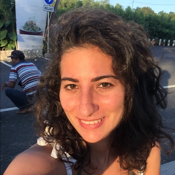 Profile Picture of Sarah Touma (@sarahtouma) on Poshmark