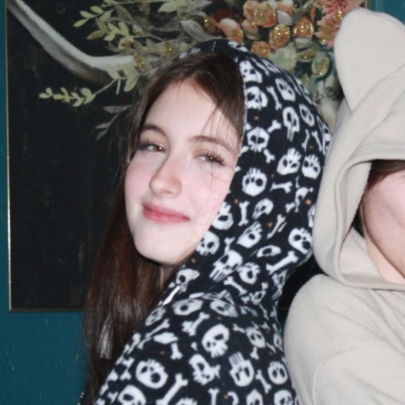 Profile Picture of Isabel White (@isabelxwhite) on Poshmark