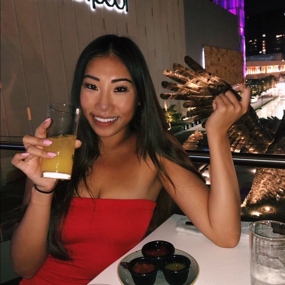 Profile Picture of Jasmine Li (@jasminee_li) on Poshmark