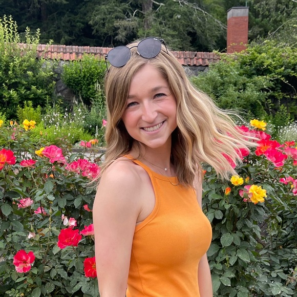 Profile Picture of Hailey Gutzmer (@hgutz453) on Poshmark