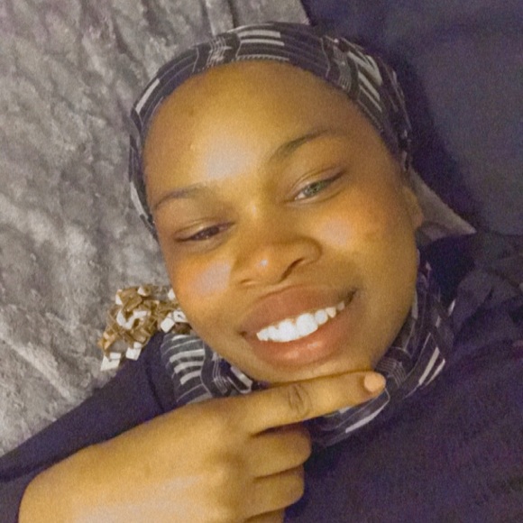 Profile Picture of Arianna Lattimore (@yvngari) on Poshmark