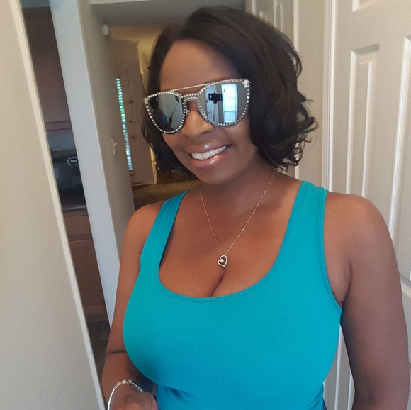 Profile Picture of Tomeka Tompkins (@ttompkins1180) on Poshmark