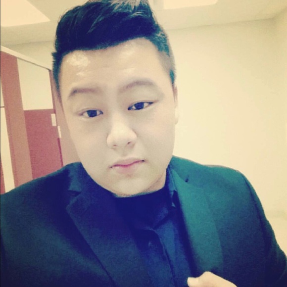 Profile Picture of David Zheng (@dazhenger) on Poshmark