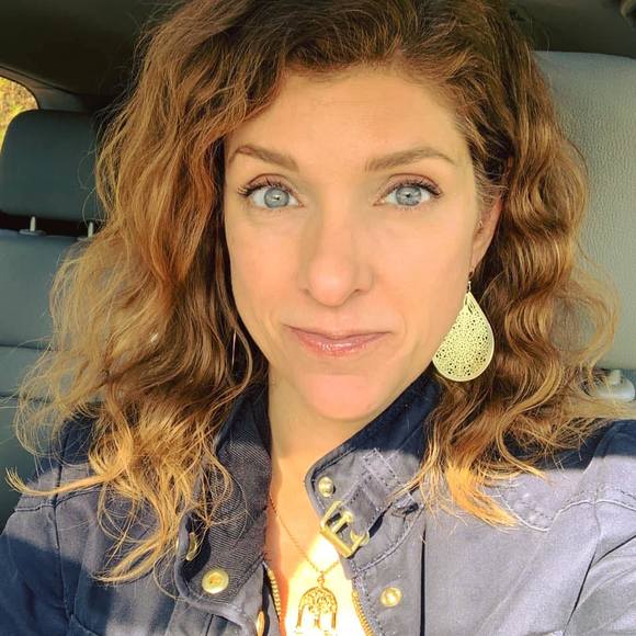 Profile Picture of Angela Pinsky (@angelapinsky) on Poshmark