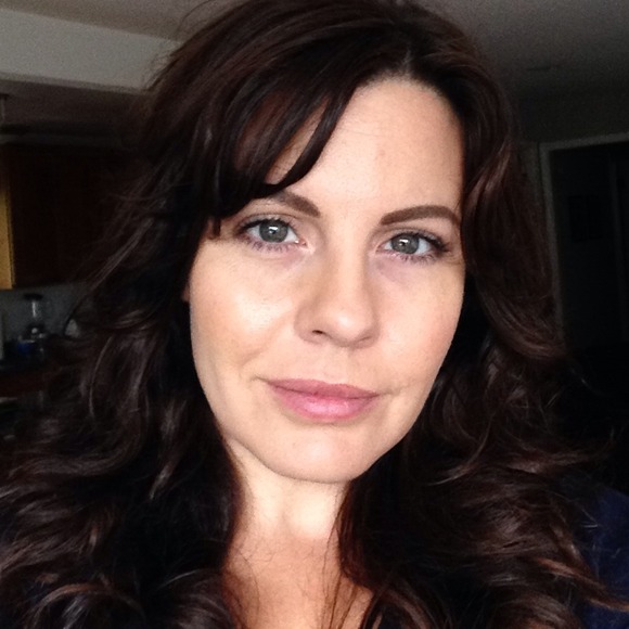 Profile Picture of Robin Farrish (@robinf2) on Poshmark