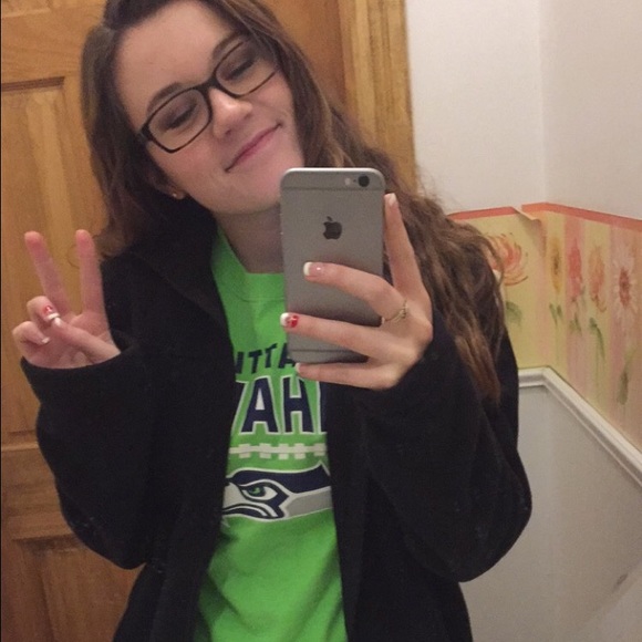 Profile Picture of Olivia Feece (@oliviafeece) on Poshmark