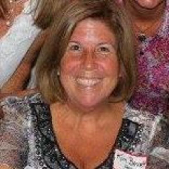 Profile Picture of Kim Held (@kimheld) on Poshmark