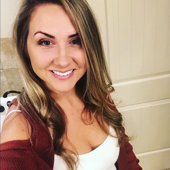 Profile Picture of Amanda Cline (@amandakcline) on Poshmark