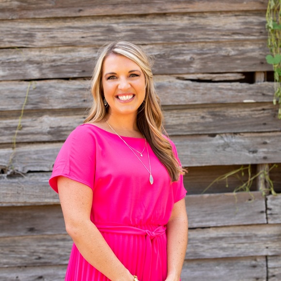 Profile Picture of Ashleigh Maccormack (@leopardnlattes) on Poshmark