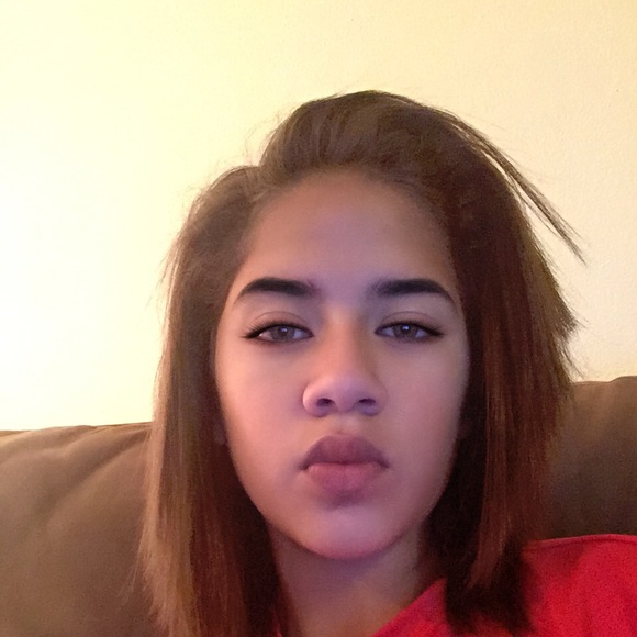 Profile Picture of Destiny Moeai (@des_tiny05) on Poshmark