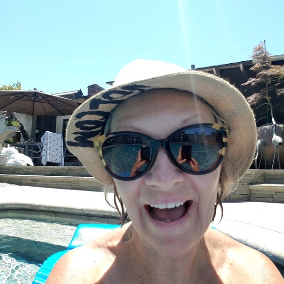 Sue Fiola - Poshmark Profile Picture of Sue Fiola (@suefiola) on Poshmark