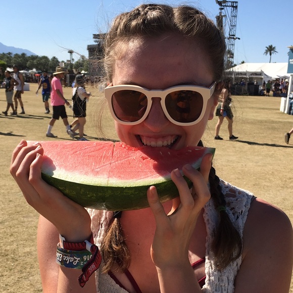 Profile Picture of Lauren Barette (@laurenslace) on Poshmark