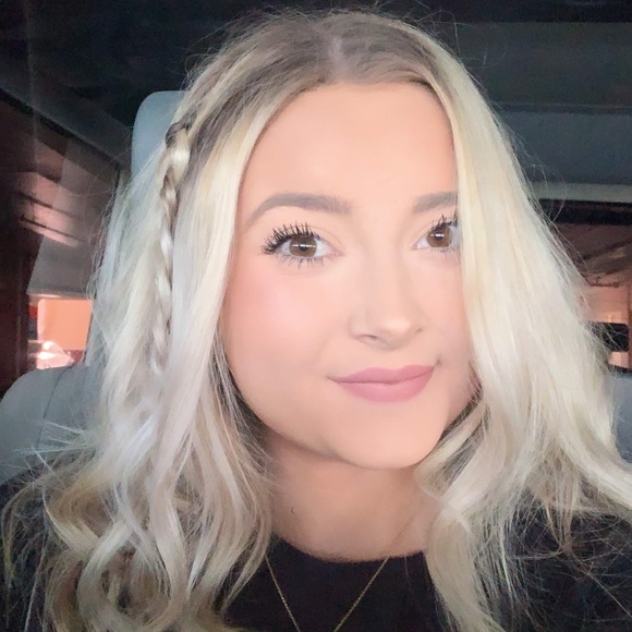 Profile Picture of Brooke Bryan (@cookie270) on Poshmark