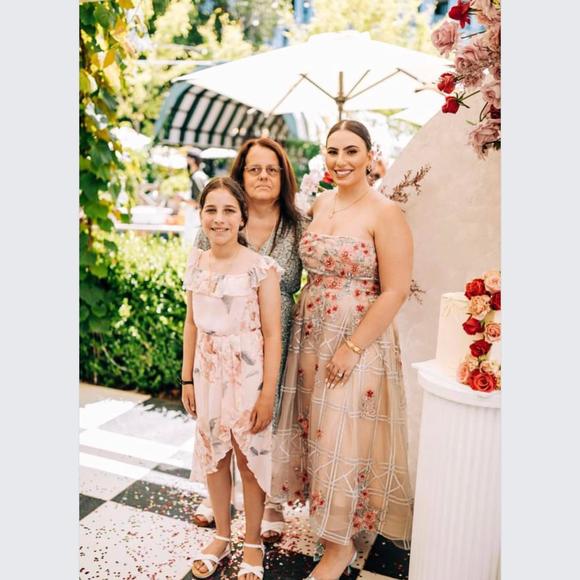 Profile Picture of Laura Tsatsanis (@lauratsatsanis) on Poshmark