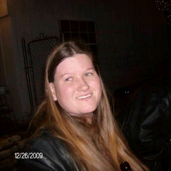 Profile Picture of Heather Mikel (@emeraldeyeshlm) on Poshmark