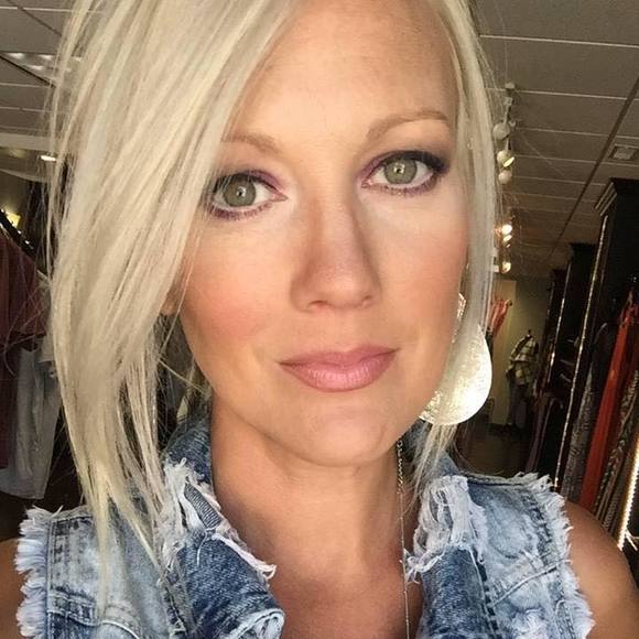 Profile Picture of Jessie n shawn Hruza (@j_hruza) on Poshmark