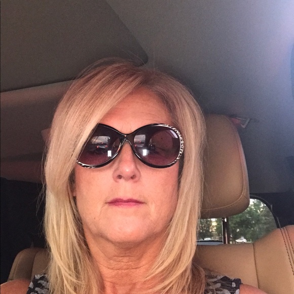 Profile Picture of Anita Foster (@anita1019) on Poshmark