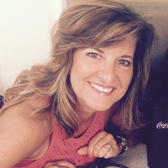 Profile Picture of Lisa Crouch (@ilisak) on Poshmark
