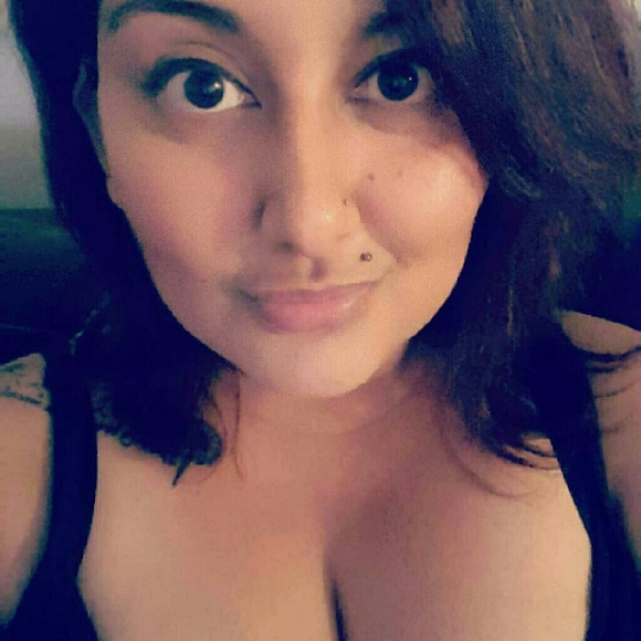 Profile Picture of Elizabeth Cordero (@lizzrcordm) on Poshmark