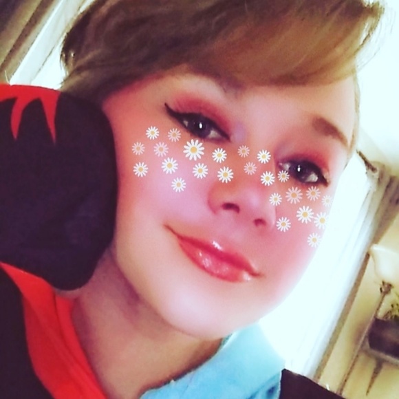 Profile Picture of Hailey Haynes (@iamagayartist) on Poshmark