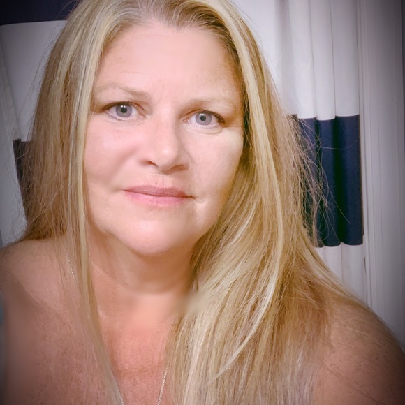 Profile Picture of Julianne Corley (@pixiekiss403) on Poshmark