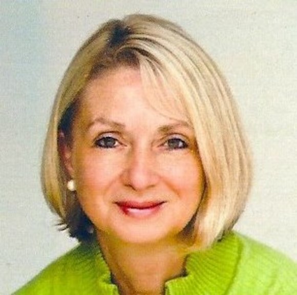 Profile Picture of Andrea Weiss (@sorrentooaks) on Poshmark