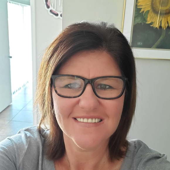 Profile Picture of Wendy- Martin (@martin200131) on Poshmark