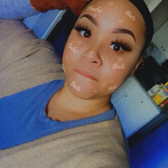 Profile Picture of Ariel Chan (@ariel_chan) on Poshmark