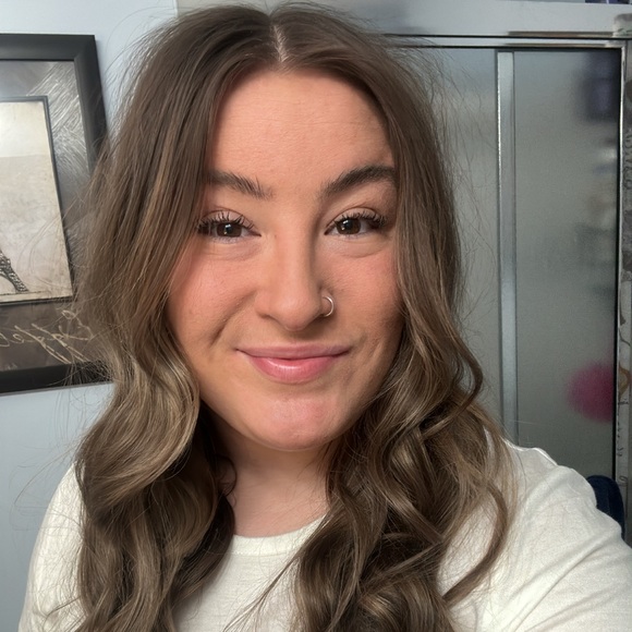 Profile Picture of Michelle Dziergas (@m_dziergas) on Poshmark