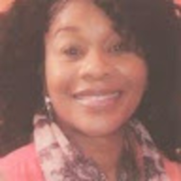 Profile Picture of Lisa Bryan (@rosabryan08) on Poshmark