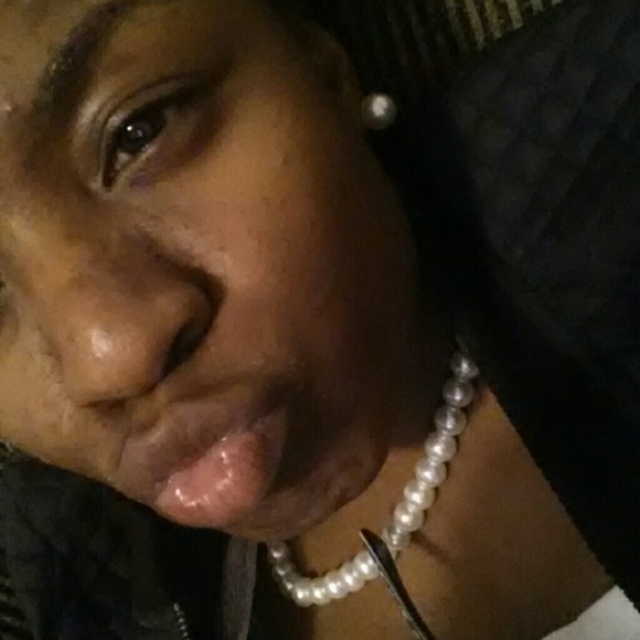 Profile Picture of Brittany Loggins (@monicastaceyy) on Poshmark