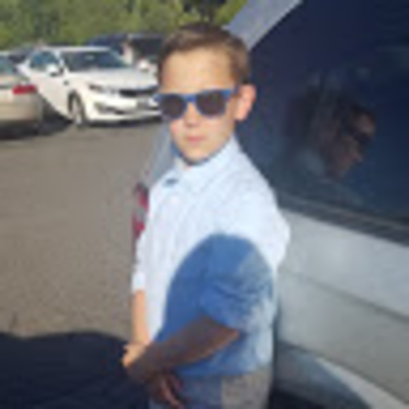 Profile Picture of Danielle Strupcewski (@dhutchins612) on Poshmark