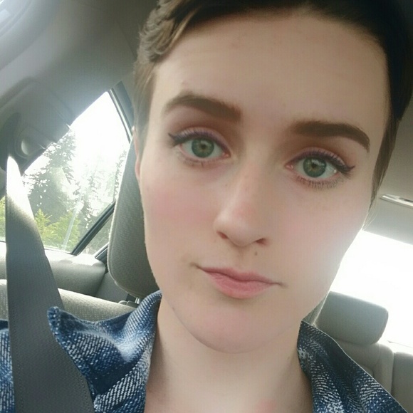 Profile Picture of Haley Winter (@hwinter73) on Poshmark