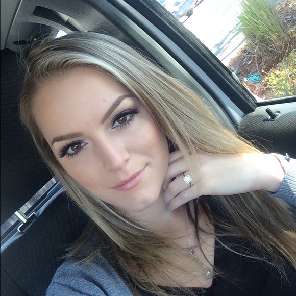 Profile Picture of Heather Marker (@heathermarkee) on Poshmark